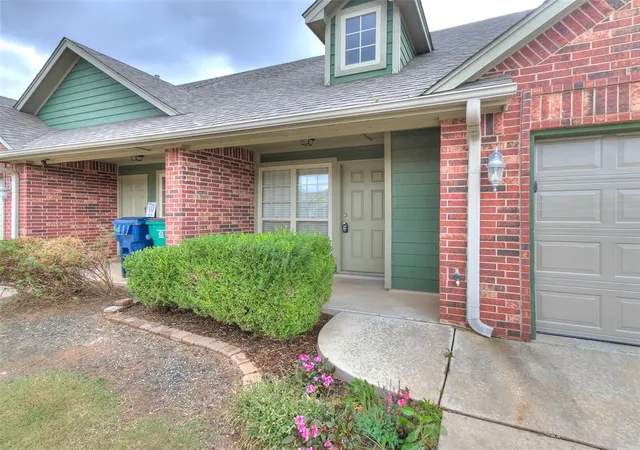 2nd image of 924 Sw 92nd St, Oklahoma City, OK 73139 | MLS# 1197914