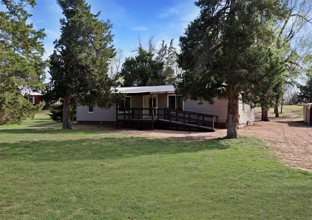 Photo 3 of Single Family Residence at 430 Murphy Dr, Crescent, OK 73028 | MLS# 1198116 | | Sold on 2025-11-22