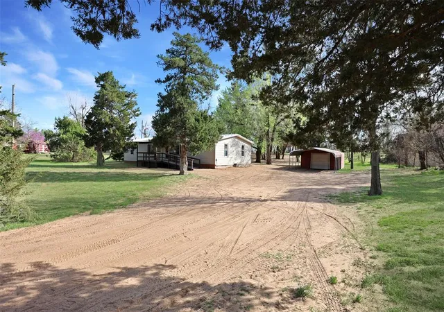 Photo 4 of Single Family Residence at 430 Murphy Dr, Crescent, OK 73028 | MLS# 1198116 | | Sold on 2025-11-22