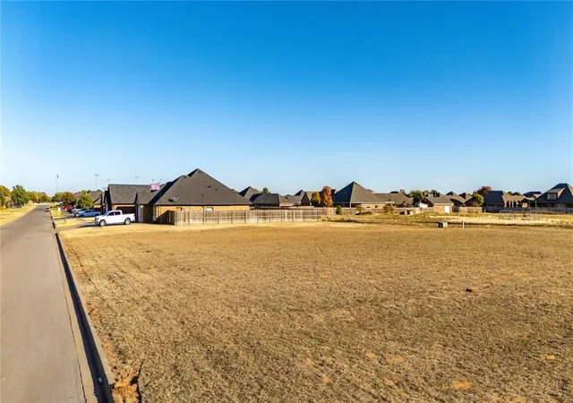 9th image of 2000 Clubhouse Dr, Weatherford, OK 73096 | MLS# 1199608