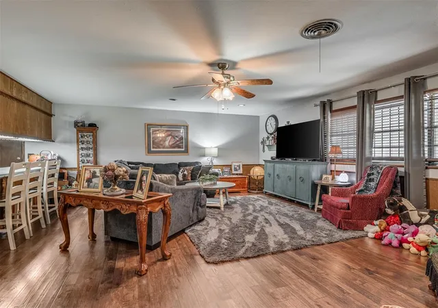 Photo 4 of Single family home for sale at 525 Brookside Ter, Moore, OK 73160 | MLS# 1200111 | Listing updated on 2025-12-11