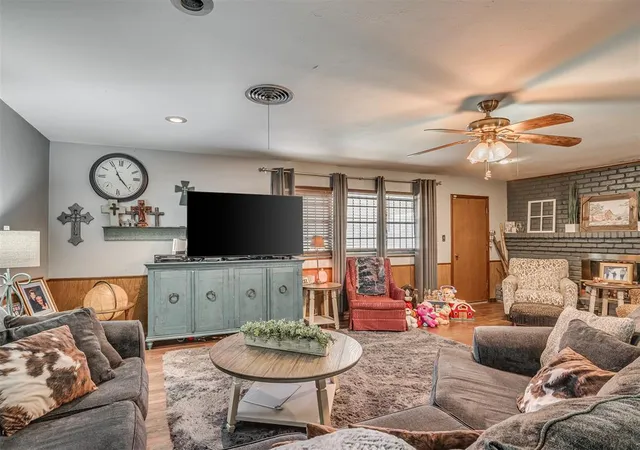Photo 5 of Single family home for sale at 525 Brookside Ter, Moore, OK 73160 | MLS# 1200111 | Listing updated on 2025-12-11