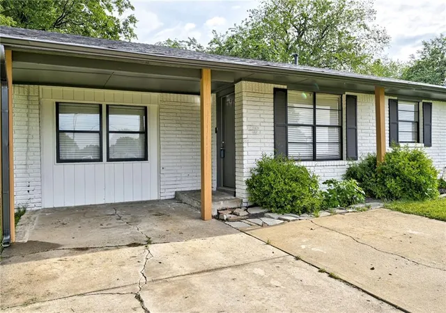 5th image of 1419 E Robinson St, Norman, OK 73071 | MLS# 1200879