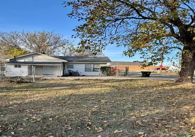 Photo 11 of Single family home for sale at 225 E Main St, Stratford, OK 74872 | MLS# 1201596 | Listing updated on 2026-02-02