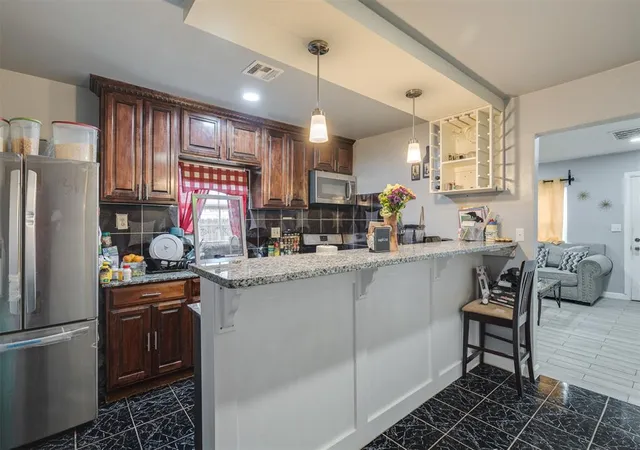 Photo 5 of Single family home for sale at 2022 NW 30th Street, Oklahoma City, OK 73118 | MLS# 1201949 | Listing updated on 2025-11-18