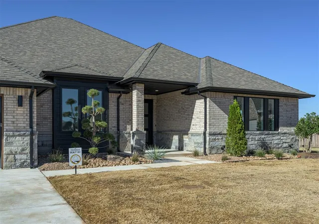 Photo 5 of Single Family Residence at 3901 Sorano Dr, Moore, OK 73160 | MLS# 1201991 | | Sold on 2026-01-30
