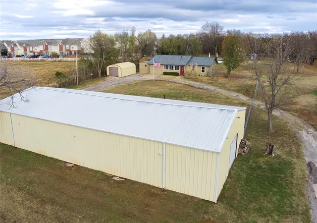 1st image of 3412 S Division St, Guthrie, OK 73044 | MLS# 1202230