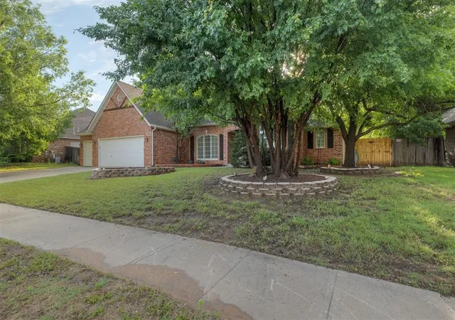 2nd image of 2824 N Ashecroft Dr, Edmond, OK 73034 | MLS# 1202492