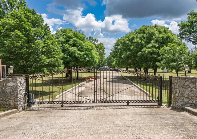 Photo 1 of Single family home for sale at 18301 Drummond Rd, Shawnee, OK 74801 | MLS# 1202813 | Listing updated on 2026-09-25