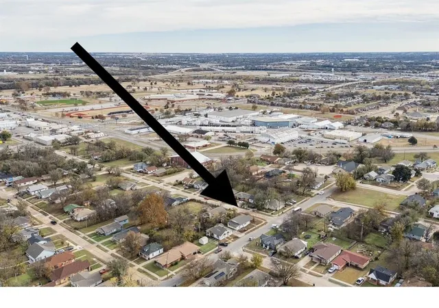 Listing Photo 2 - Condo for sale in building located at 1701 E Park Pl, Oklahoma City, OK 73117 - Unit #