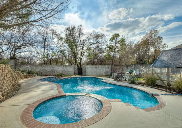 1st image of 10 Rustic Hills St, Norman, OK 73072 | MLS# 1203958