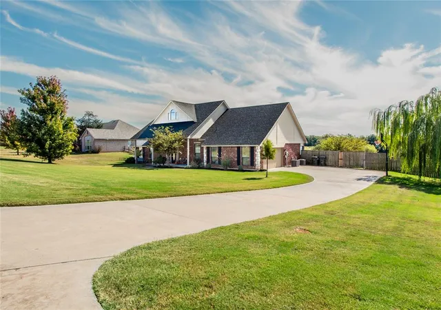 2nd image of 1705 Twin Spires Trl, Guthrie, OK 73044 | MLS# 1204485