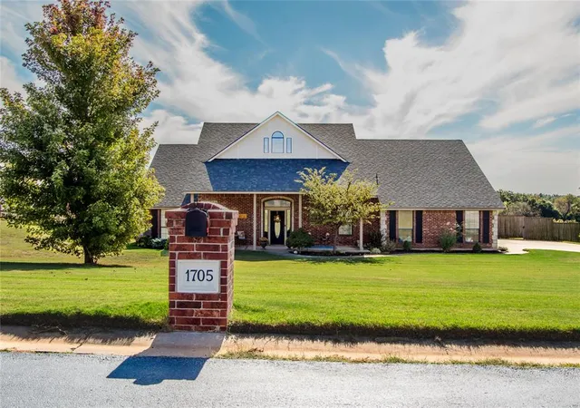 3rd image of 1705 Twin Spires Trl, Guthrie, OK 73044 | MLS# 1204485