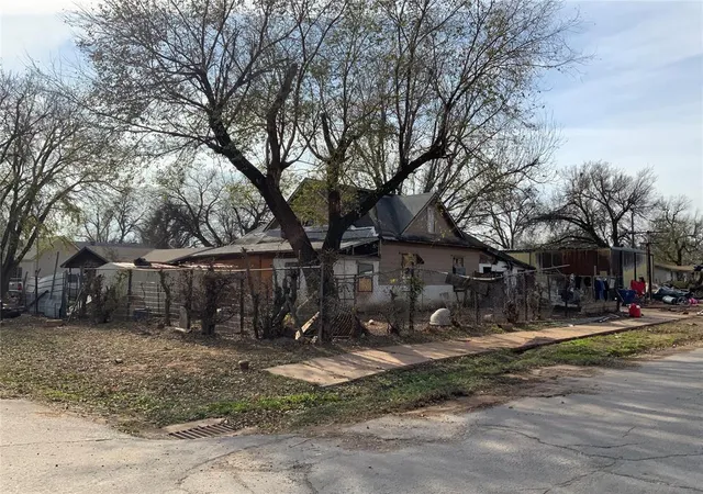 Photo 2 of Sale Pending at 627 N 10th Street, Chickasha, OK 73018 | MLS# 1204559 | Listing updated on 2026-04-21