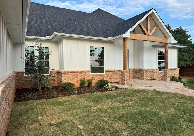2nd image of 1209 Twin Oaks Dr, Blanchard, OK 73010 | MLS# 1205022
