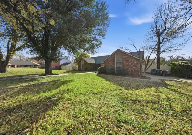 2nd image of 1208 Pine Ridge Cir, Edmond, OK 73034 | MLS# 1205694