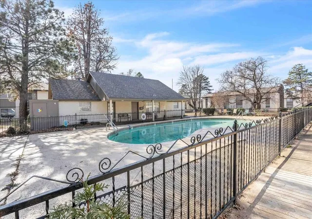2nd image of 1711 E Lindsey St, Norman, OK 73071