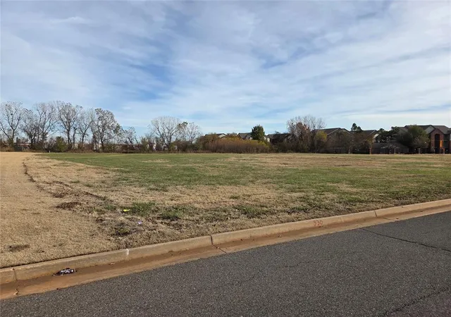2nd image of 330 Pointe Parkway Blvd, Yukon, OK 73099 | MLS# 1207154