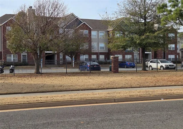 3rd image of 330 Pointe Parkway Blvd, Yukon, OK 73099 | MLS# 1207154