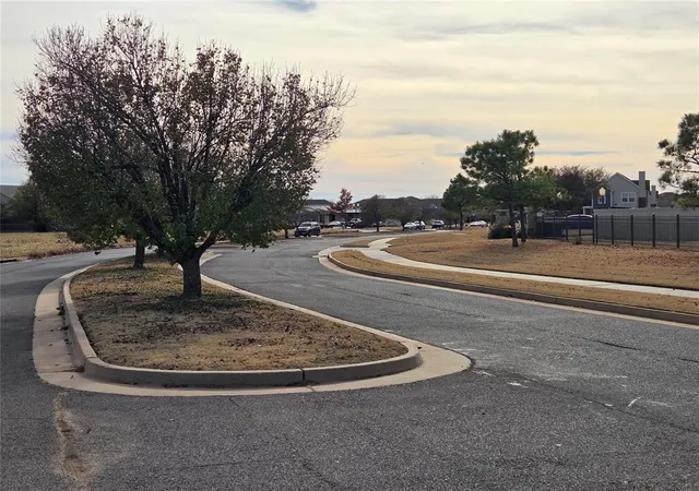 4th image of 330 Pointe Parkway Blvd, Yukon, OK 73099 | MLS# 1207154