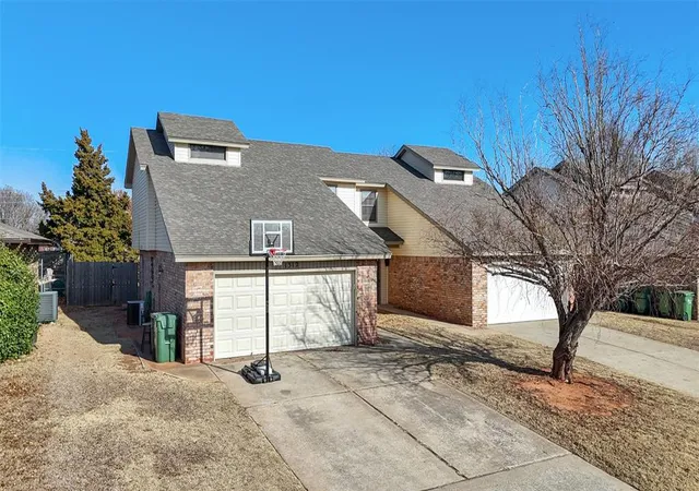 3rd image of 1312 Summerton Pl, Yukon, OK 73099 | MLS# 1208422