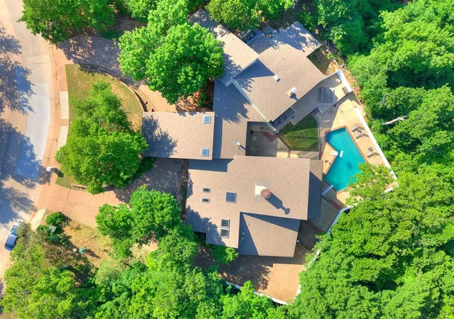 Photo 2 of Single family home for sale at 913 Oak Tree Dr, Edmond, OK 73025 | MLS# 1209309 | Listing updated on 2026-09-02