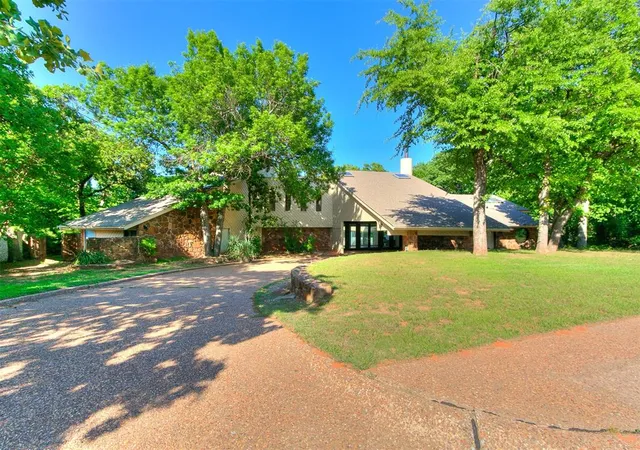 Photo 3 of Single family home for sale at 913 Oak Tree Dr, Edmond, OK 73025 | MLS# 1209309 | Listing updated on 2026-09-02