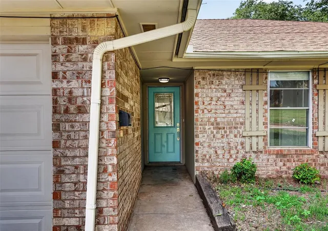 Photo 2 of Single family home for sale at 1015 Crown Dr, Edmond, OK 73034 | MLS# 1209412 | Listing updated on 2026-07-02