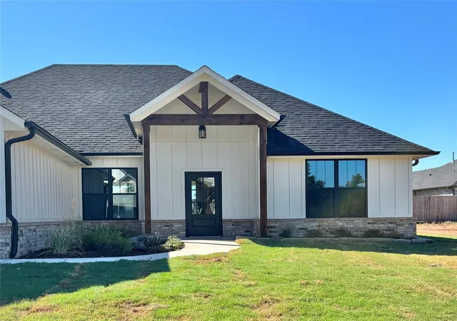 Photo 2 of Sale Pending at 213 Shavano St, Shawnee, OK 74804 | MLS# 1209626 | Listing updated on 2026-10-13