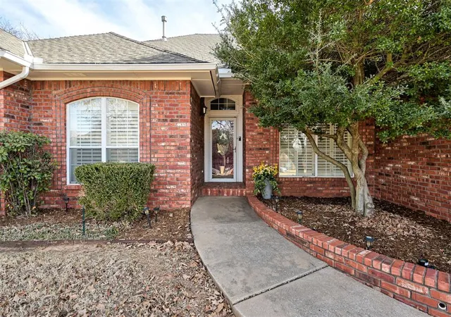 2nd image of 412 Kenswick Ct, Edmond, OK 73034 | MLS# 1210709