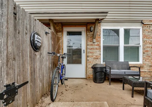 Listing Photo 2 - Condo for sale in building located at 6736 N Meridian Ave, Oklahoma City, OK 73116 - Unit #