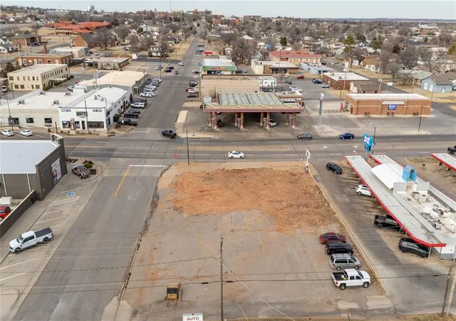 3rd image of 202 E Main St, Weatherford, OK 73096 | MLS# 1210866