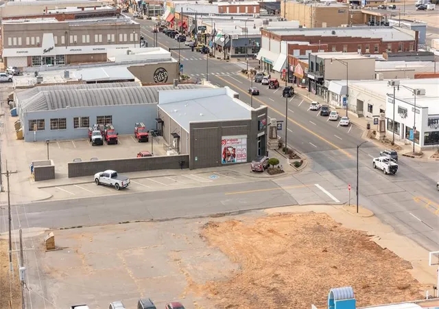 5th image of 202 E Main St, Weatherford, OK 73096 | MLS# 1210866