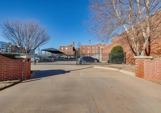 2nd image of 1209 N Harvey Ave, Oklahoma City, OK 73103
