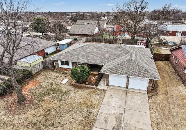 3rd image of 2205 Bellaire Dr, Moore, OK 73160 | MLS# 1211598