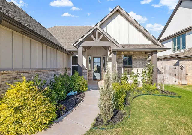 Photo 3 of Single Family Residence at 3909 Sorano Dr, Moore, OK 73160 | MLS# 1211874 |  | Sold on 2026-04-10