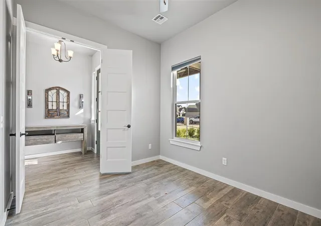 Photo 5 of Single Family Residence at 3909 Sorano Dr, Moore, OK 73160 | MLS# 1211874 |  | Sold on 2026-04-10