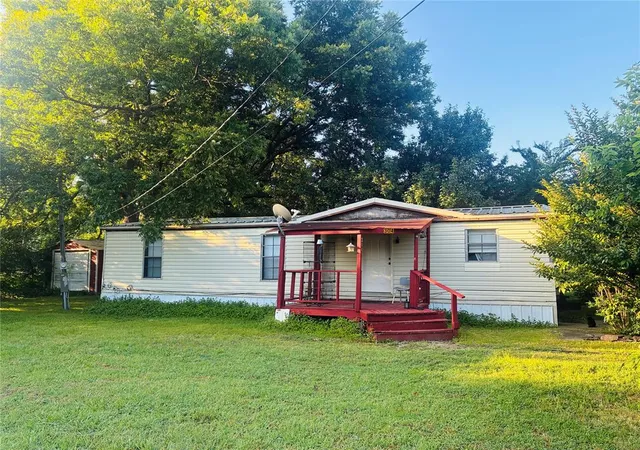 1st image of 304 S Shannon St, Wayne, OK 73095 | MLS# 1211994