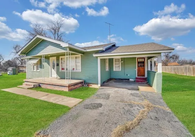 Photo 2 of Single family home for sale at 911 S 13th Street, Frederick, OK 73542 | MLS# 1212295 | Listing updated on 2026-04-28