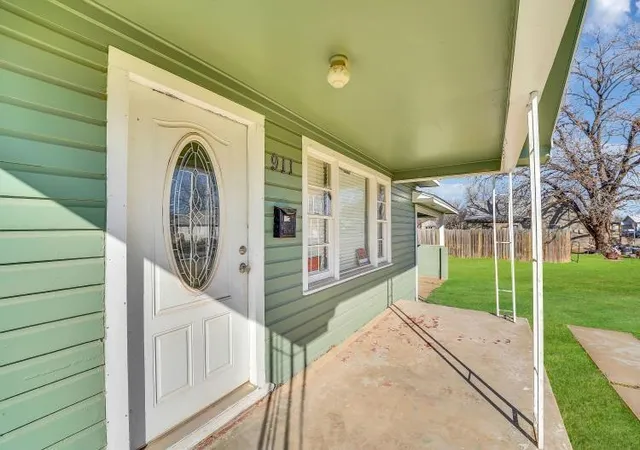 Photo 5 of Single family home for sale at 911 S 13th Street, Frederick, OK 73542 | MLS# 1212295 | Listing updated on 2026-04-28