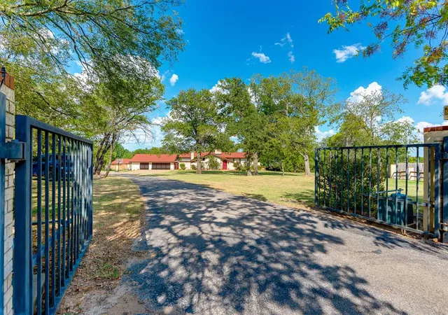 2nd image of 1404 Charles Dr, Shawnee, OK 74804 | MLS# 1212429