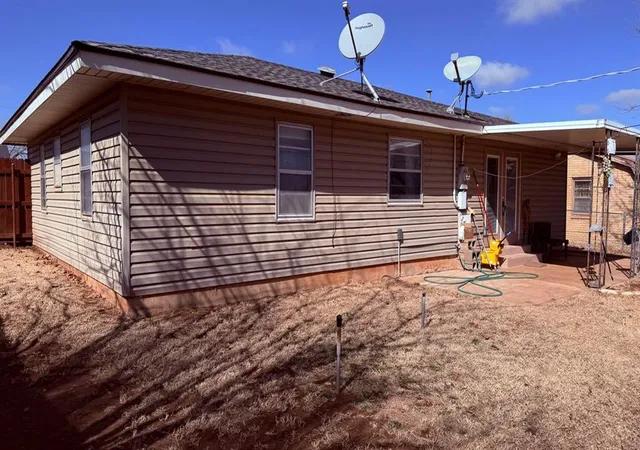 Photo 14 of Single family home for sale at 329 S 24th Street, Clinton, OK 73601 | MLS# 1213093 | Listing updated on 2026-09-21