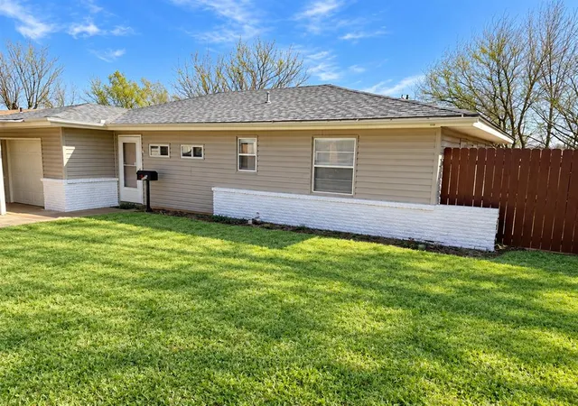 Photo 2 of Single family home for sale at 329 S 24th Street, Clinton, OK 73601 | MLS# 1213093 | Listing updated on 2026-09-21
