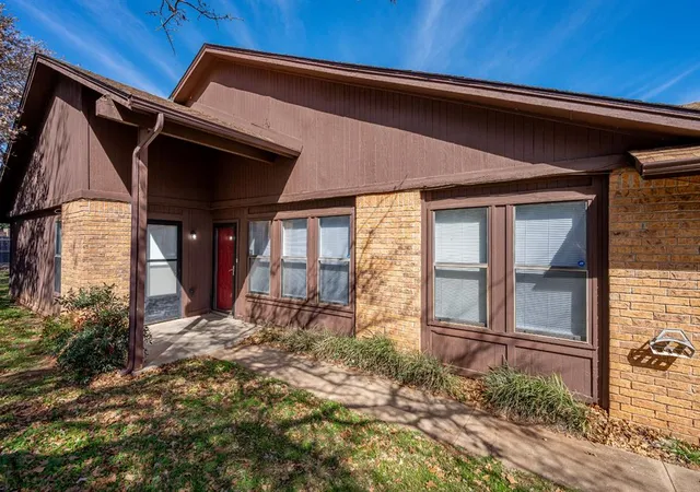 2nd image of 703 Stonecroft Cir #701 & 703, Edmond, OK 73034 | MLS# 1213218
