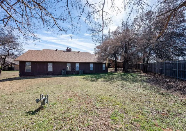 2nd image of 703 Stonecroft Cir, Edmond, OK 73034