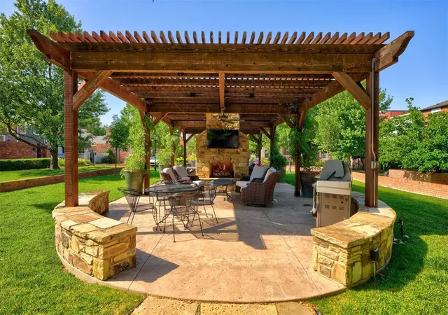 Listing Photo 2 - Condo for sale in building located at 6440 Brandywine Ln, Oklahoma City, OK 73116 - Unit #