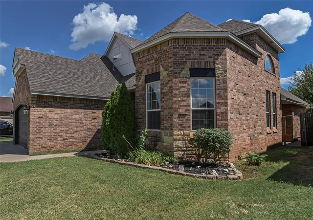 Photo 3 of Single Family Residence at 1016 Erinova Dr, Yukon, OK 73099 | MLS# 1213913 | | Sold on 2026-03-26
