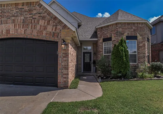 Photo 4 of Single Family Residence at 1016 Erinova Dr, Yukon, OK 73099 | MLS# 1213913 | | Sold on 2026-03-26