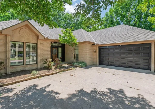 Photo 1 of Sale Pending at 3 Brentwood Pl, Shawnee, OK 74804 | MLS# 1214349 | Listing updated on 2026-08-19