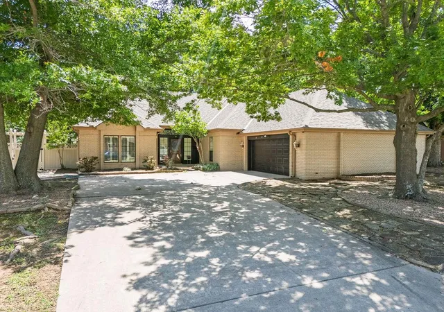 Photo 2 of Sale Pending at 3 Brentwood Pl, Shawnee, OK 74804 | MLS# 1214349 | Listing updated on 2026-08-19